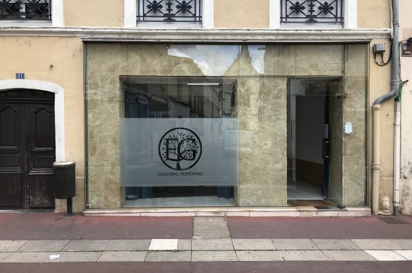 Marquage de vitrine de magasin à Roanne